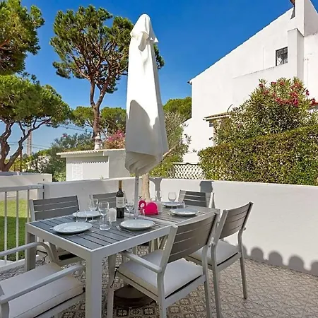 Sleeps 6 With Pool And Air Con וילה