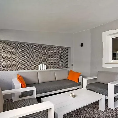 וילה Sleeps 6 With Pool And Air Con *