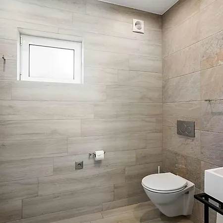 Sleeps 6 With Pool And Air Con וילה