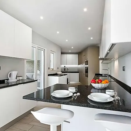 Sleeps 6 With Pool And Air Con וילה