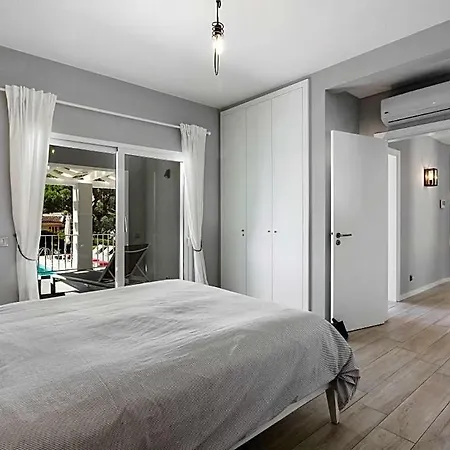 Sleeps 6 With Pool And Air Con *