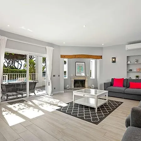 Sleeps 6 With Pool And Air Con
