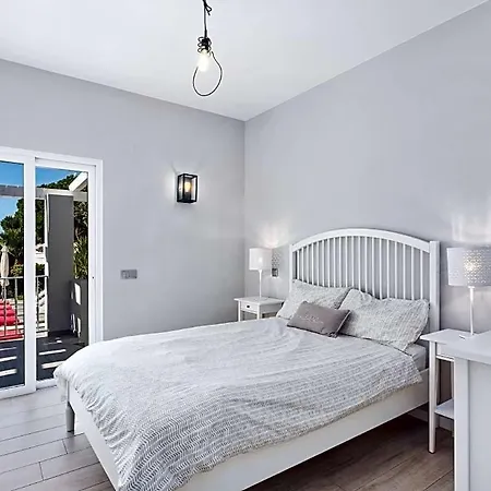 Sleeps 6 With Pool And Air Con Villa
