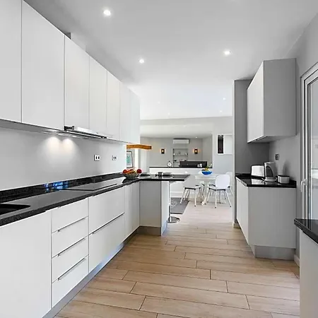 Sleeps 6 With Pool And Air Con