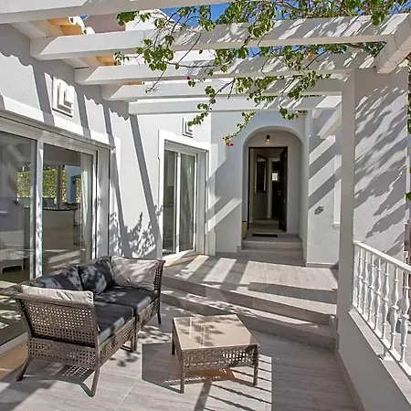 Sleeps 6 With Pool And Air Con