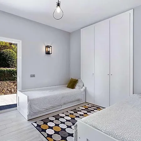 Villa Sleeps 6 With Pool And Air Con